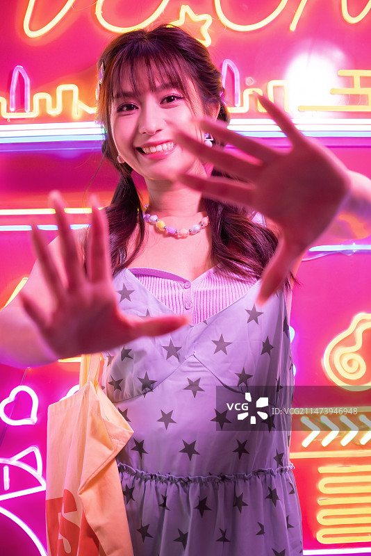 快乐的美少女街拍图片素材