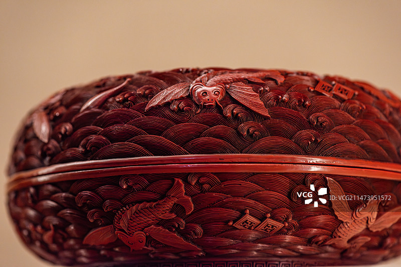 良渚博物馆跨年大展不朽大漆艺术五千年特展上展出的漆器文物图片素材