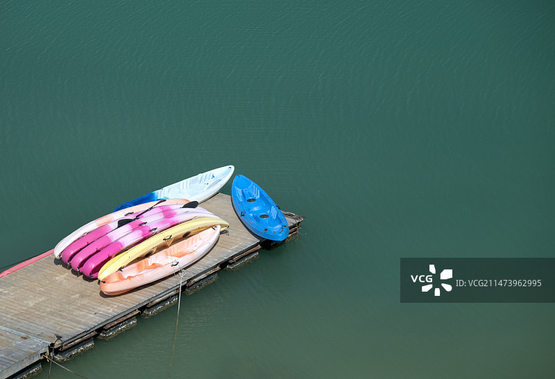 深圳浪骑游艇会码头上的皮划艇图片素材