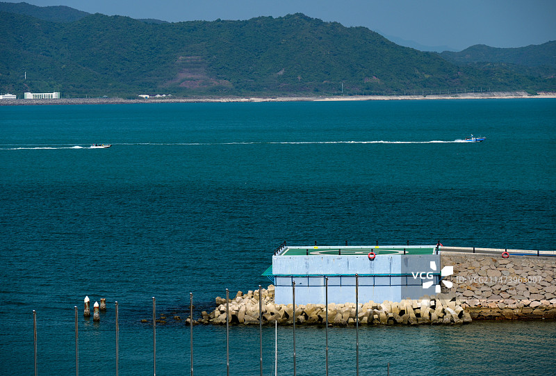碧海蓝天里的深圳浪奇游艇会直升机停机坪图片素材