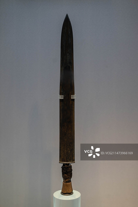 保利艺术博物馆战国错金音律铭文剑图片素材