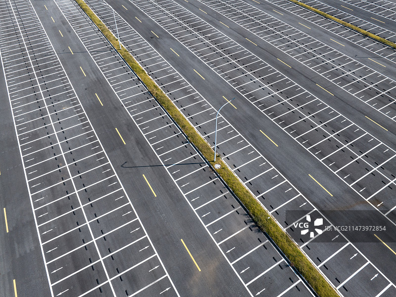 俯瞰空的停车场地面图片素材
