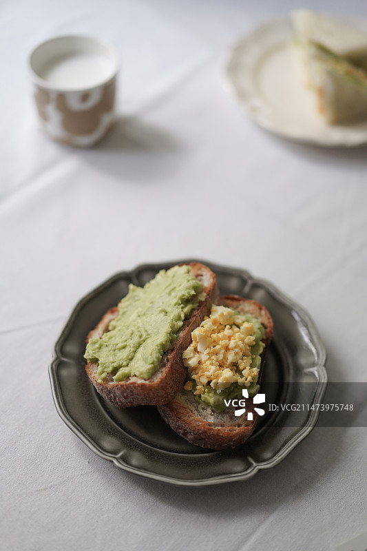 鸡蛋牛油果三明治早餐图片素材