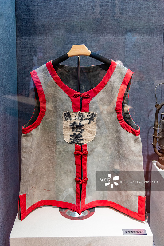 天津邮政博物馆的清代津海关邮差号衣图片素材