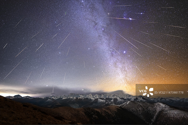 贡嘎群峰与双子座流星雨图片素材