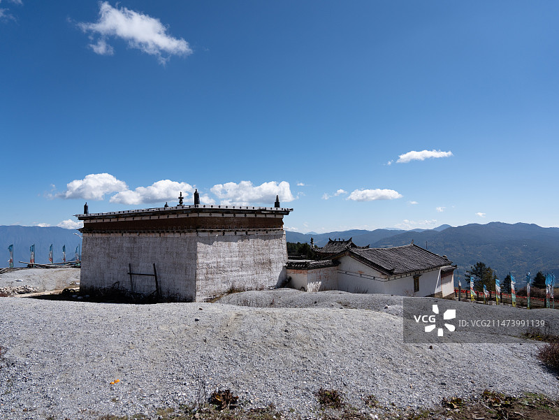 山顶的碉房图片素材