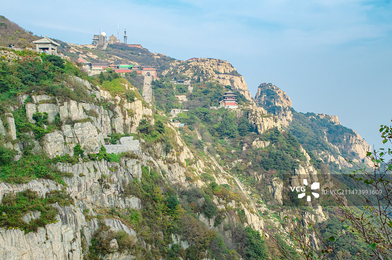 中国非都市风光拍摄主题，山东省泰安市国内著名景点泰山风景区，玉皇顶俯瞰连绵不绝的山谷，户外白昼无人图图片素材