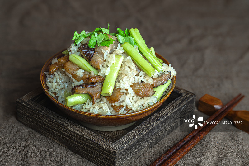 一碗长豆加肉咸饭图片素材
