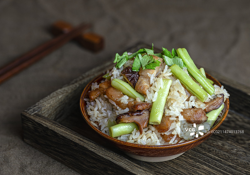 一碗长豆加肉咸饭图片素材
