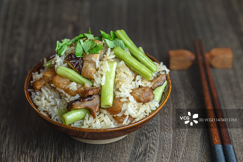 一碗长豆加肉咸饭图片素材