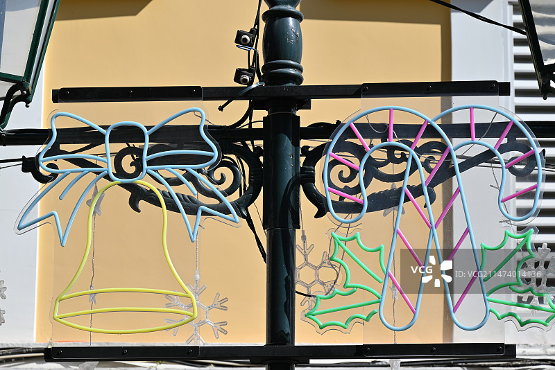 澳门圣诞节挂在栏杆上的彩色装饰特写镜头图片素材