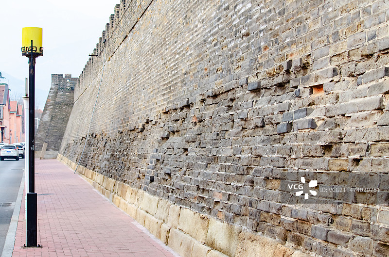 中国山东泰安著名景点泰山旅游风景区，岱庙行宫沧桑而高大的城墙和路边的马路，户外白昼无人图像摄影图片素材