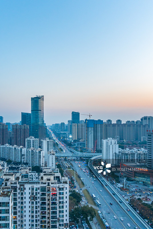 航拍清晨武汉光谷广场城市天际线高架桥大道建筑群图片素材