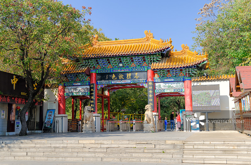 山东枣庄冠世榴园风景区青檀秋色牌坊图片素材