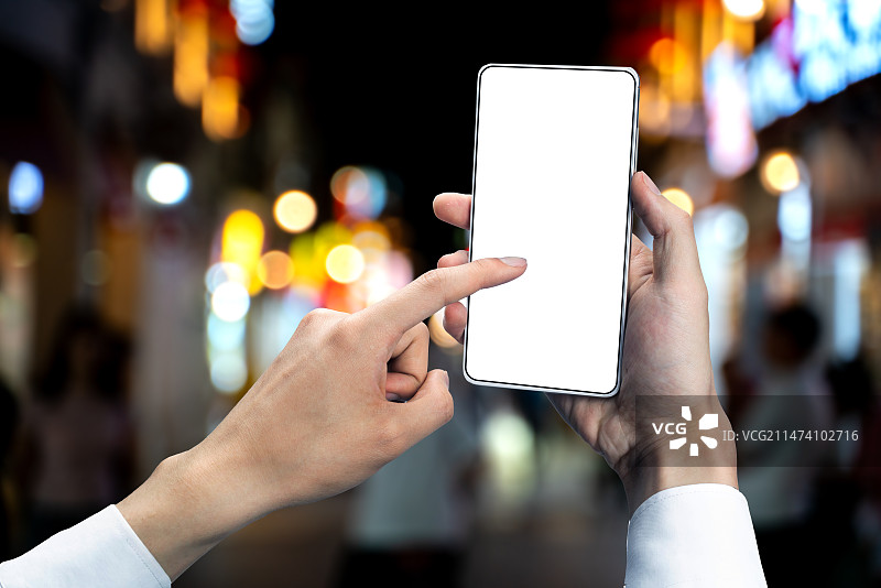 晚上在城市里用手机的男人的手图片素材