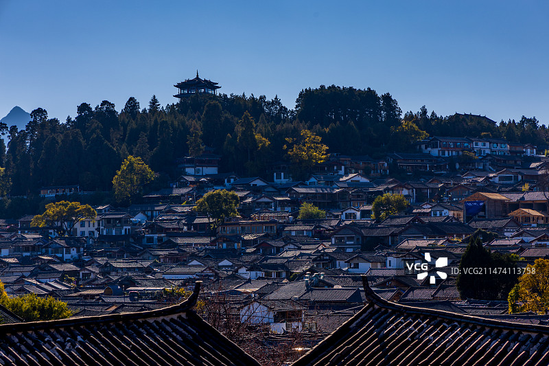 丽江古城和万古楼图片素材