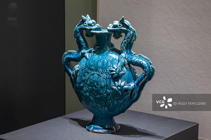 青州博物馆明代文化孔雀蓝釉双龙瓶图片素材