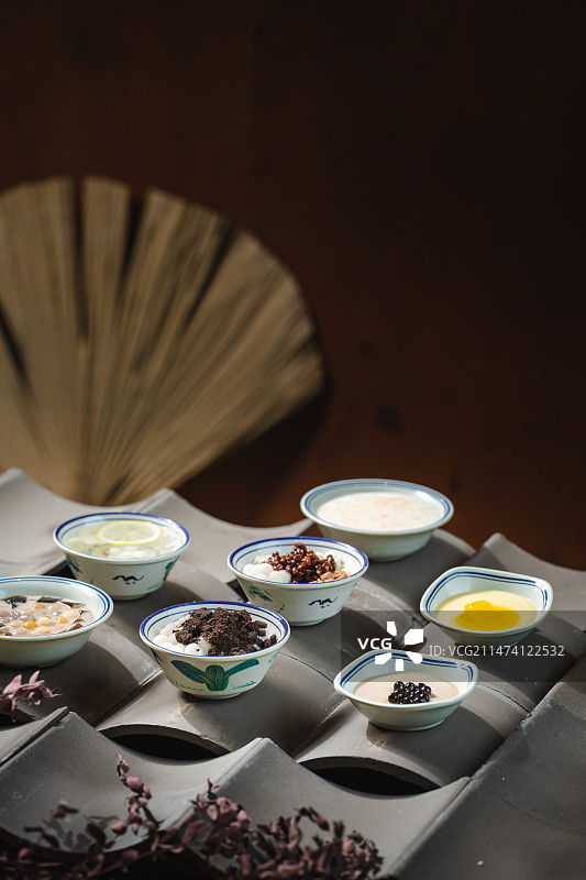 高级中国风火锅菜品红墙砖瓦背景甜品 中式 甜点 甜食 滋补炖品 养生 传统 古法 豆花图片素材
