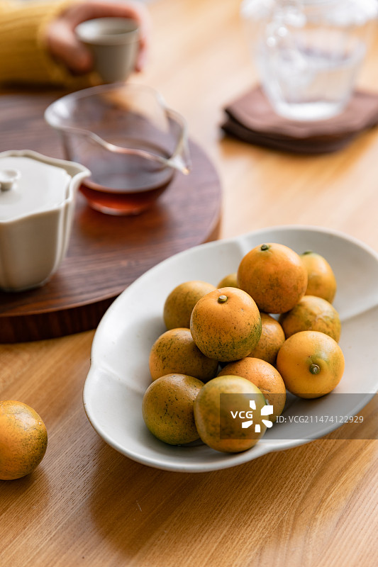 茶席上的一份脆皮金桔图片素材