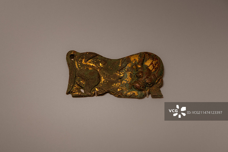 陕西历史博物馆秦汉馆文物之战国时期鎏金牛纹铜牌饰图片素材