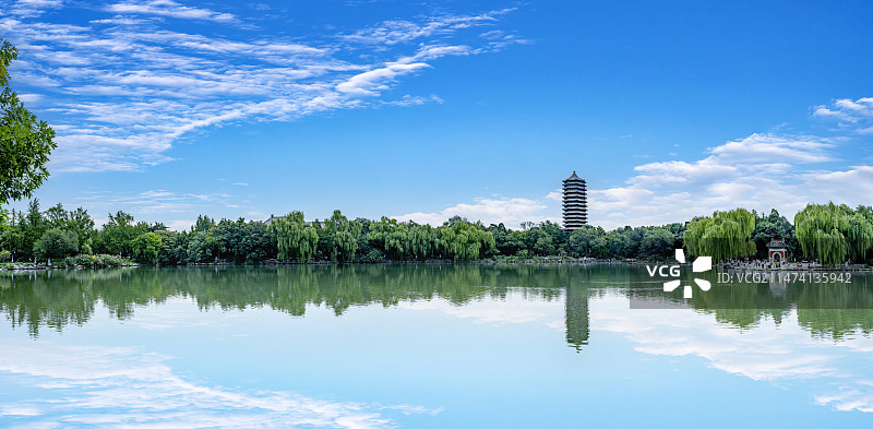 北京北京大学未名湖畔图片素材