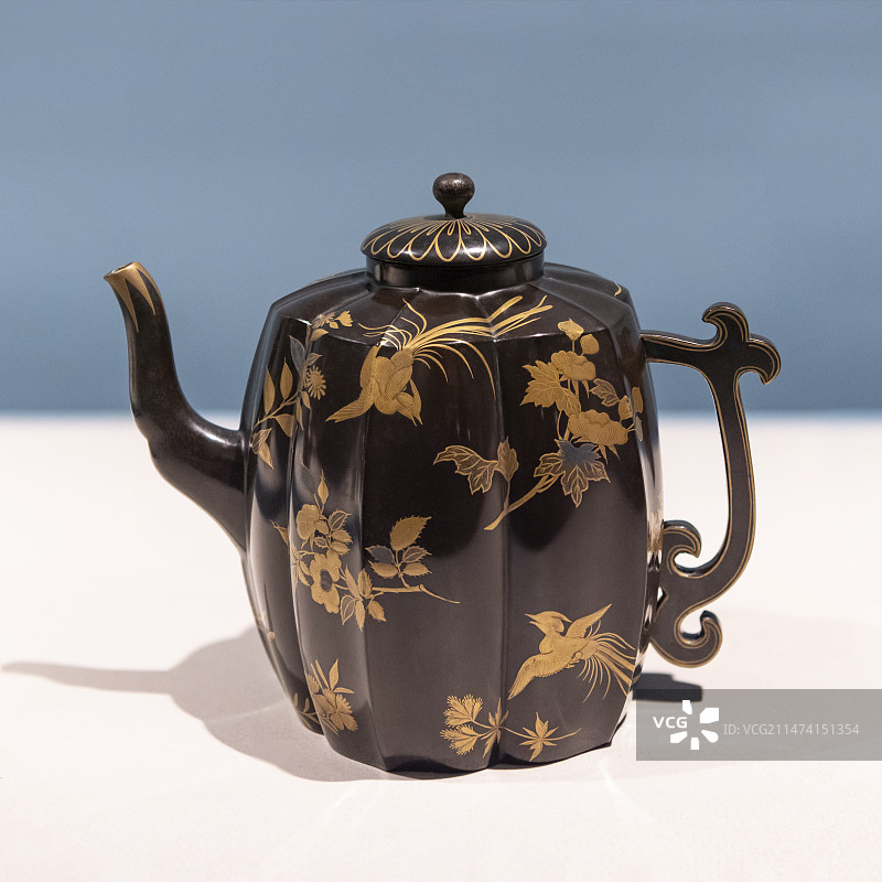 故宫茶世界-茶文化特展-黑漆描金花鸟图菱花式壶-清代-故宫博物院图片素材