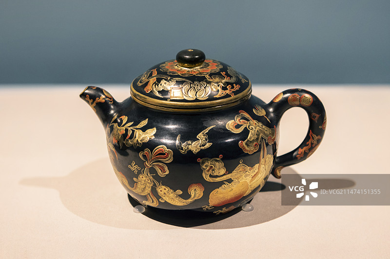 故宫茶世界-茶文化特展-紫砂胎黑漆描金吉庆有余纹壶-清代图片素材