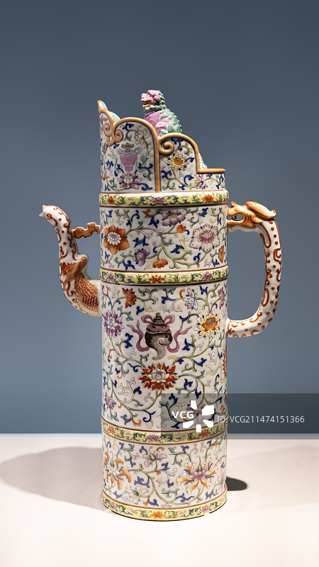 故宫茶世界-茶文化特展-粉彩八吉祥缠枝莲纹多穆壶-清乾隆-故宫博物院图片素材