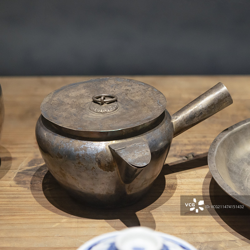 故宫茶世界-茶文化特展-银柄光绪元年长春宫茶房款壶-清-故宫博物院图片素材