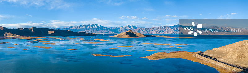 西藏阿里地区日土县219国道边的班公湖风景图片素材