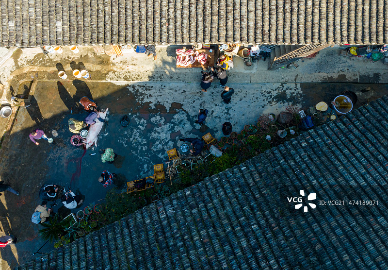 中国土家泛博物馆土家第一寨-彭家寨的乡亲杀年猪吃刨汤图片素材