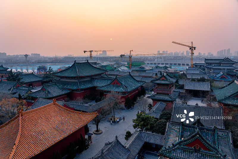 黄昏时的开封府和城市建设风光图片素材