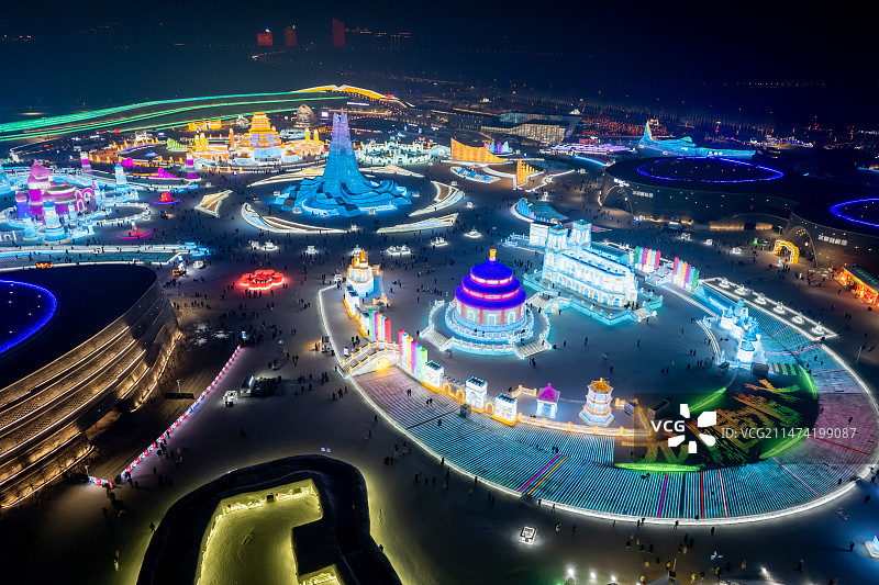 黑龙江哈尔滨冰雪大世界夜景航拍缤纷多彩图片素材