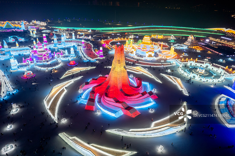 黑龙江哈尔滨冰雪大世界夜景航拍缤纷多彩图片素材