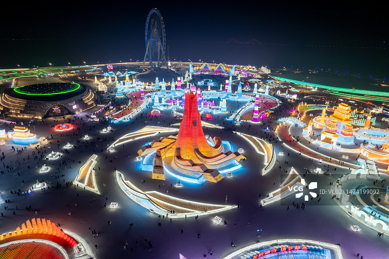 黑龙江哈尔滨冰雪大世界夜景航拍缤纷多彩图片素材