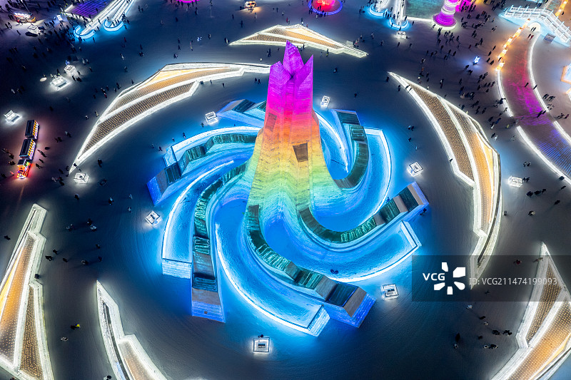 黑龙江哈尔滨冰雪大世界夜景航拍缤纷多彩图片素材
