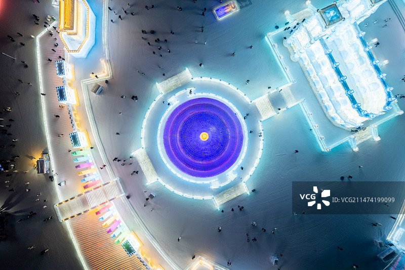 黑龙江哈尔滨冰雪大世界夜景航拍缤纷多彩图片素材
