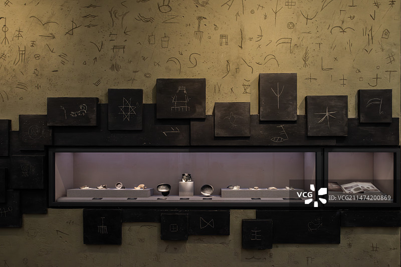 良渚博物院收藏的良渚文化刻符文物图片素材