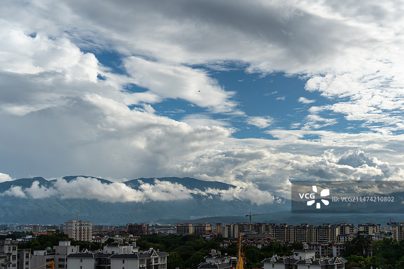 城市上空的云图片素材