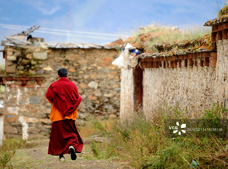 行走中的喇嘛背影图片素材