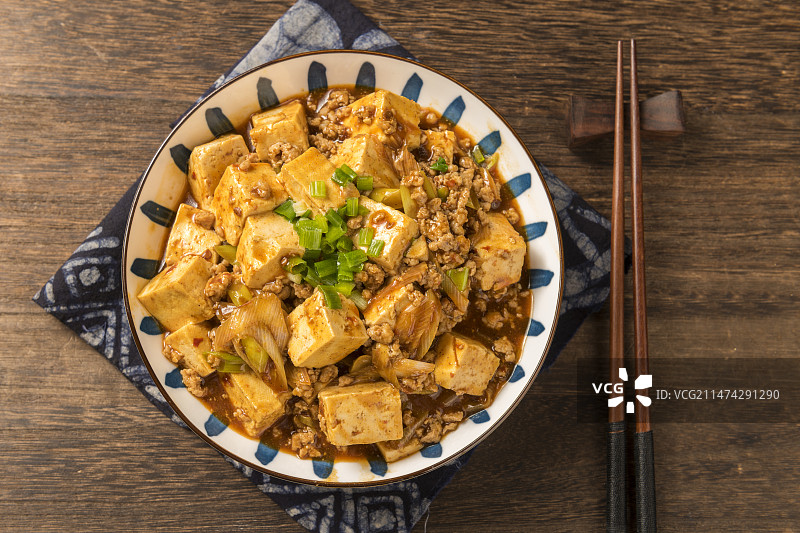 四川传统名菜麻婆豆腐摆放在木桌面上特写图片素材