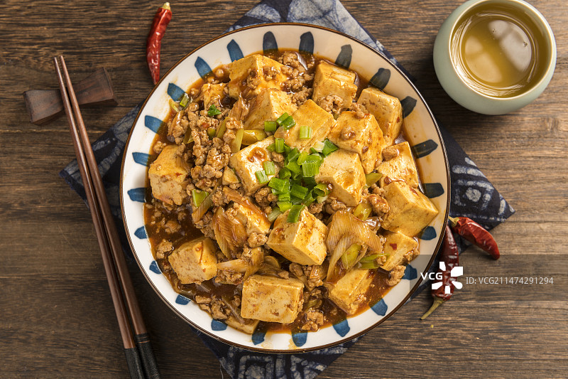 四川传统名菜麻婆豆腐摆放在木桌面上特写图片素材