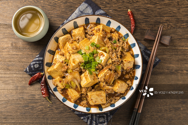 四川传统名菜麻婆豆腐摆放在木桌面上特写图片素材