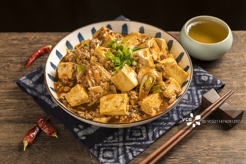四川传统名菜麻婆豆腐摆放在木桌面上特写图片素材