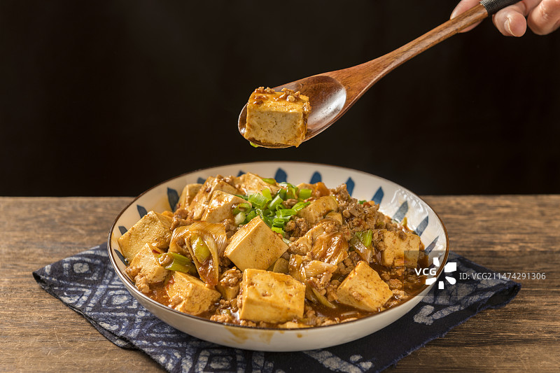四川传统名菜麻婆豆腐摆放在木桌面上特写图片素材