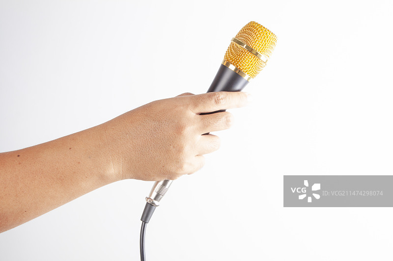 拿着麦克风的手特写白色背景图片素材