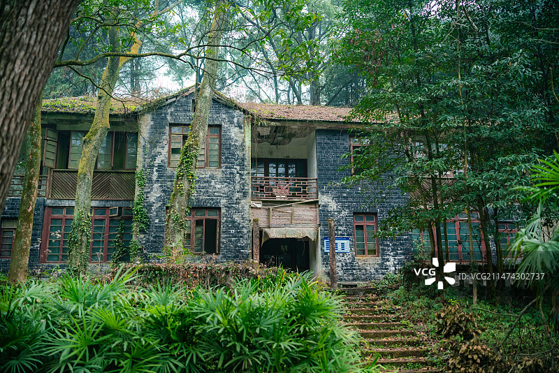 重庆北碚缙云山抗战时期的废弃别墅遗址图片素材