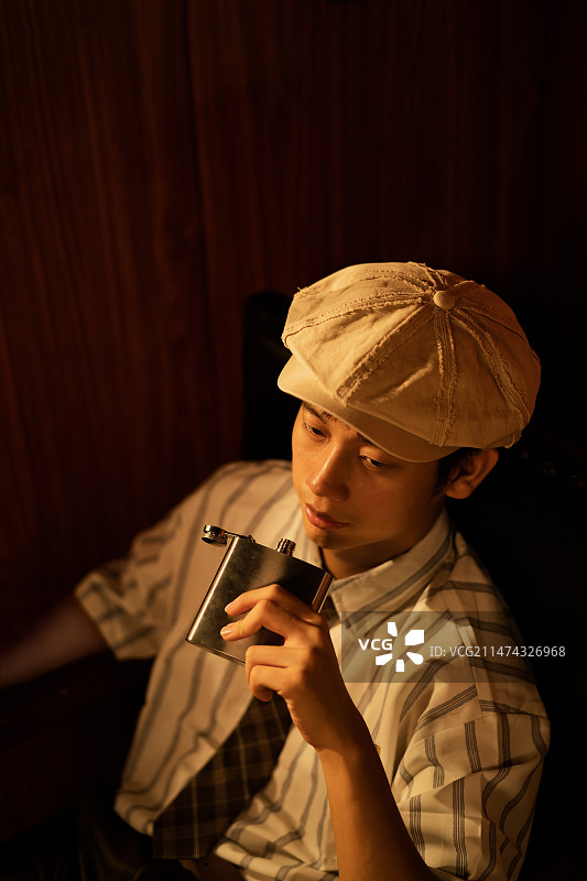 在复古写真馆cosplay私家侦探的年轻男性图片素材