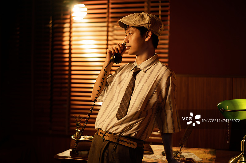 在复古写真馆cosplay私家侦探的年轻男性图片素材