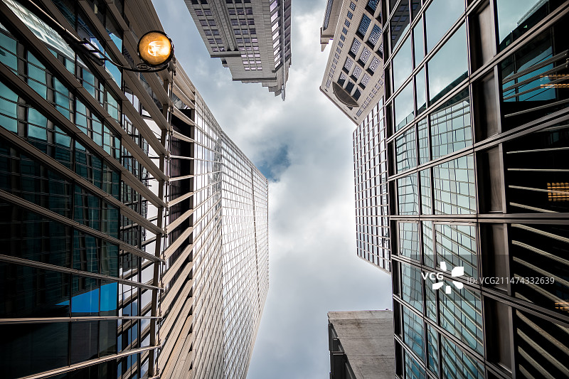 仰拍香港中环摩天大楼群图片素材